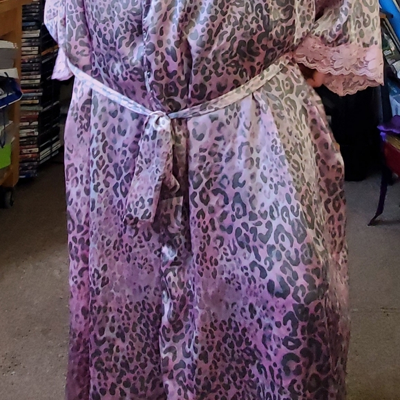Plus size N/W/T (I Keep Tags) satin/poly robe - Picture 3 of 8